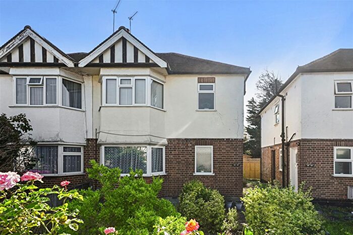 1 Bedroom Flat To Rent In Onslow Gardens, London, E18