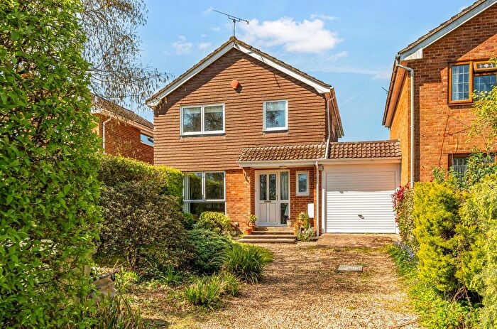 3 Bedroom Link Detached House For Sale In Barnes Close, West Wellow, Romsey, Hampshire, SO51