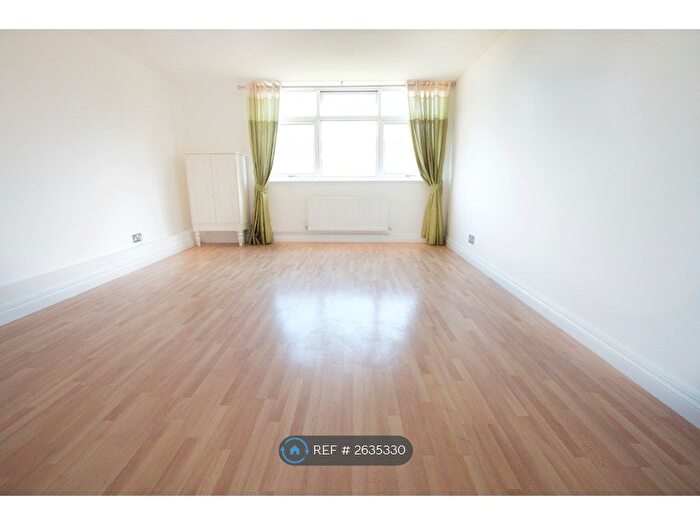 2 Bedroom Flat To Rent In Goral Mead, Rickmansworth, WD3
