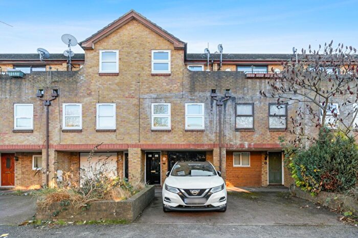 1 Bedroom Town House To Rent In Clarence Road, E12