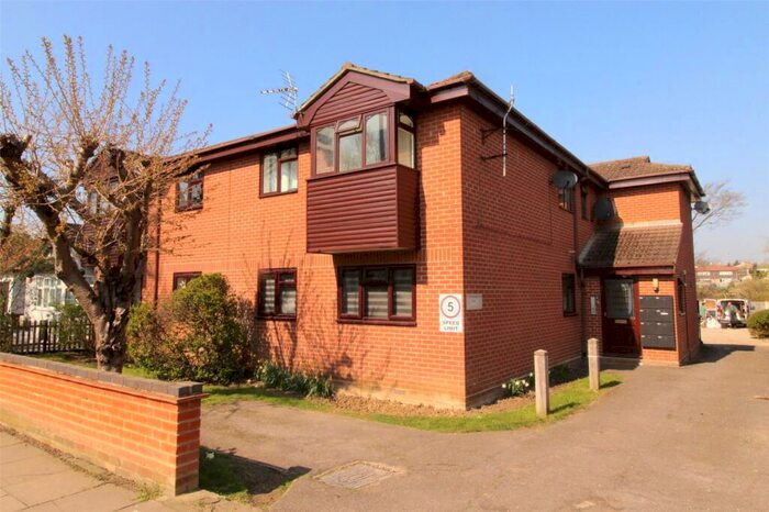 1 Bedroom Apartment To Rent In Manchester Drive, Leigh-on-Sea, Essex, SS9