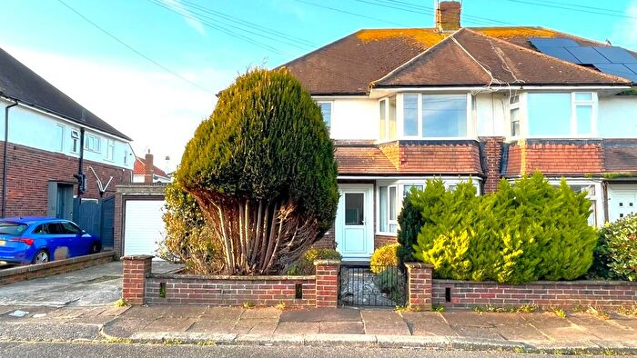 2 Bedroom Flat To Rent In Chesham Close, Worthing, BN12