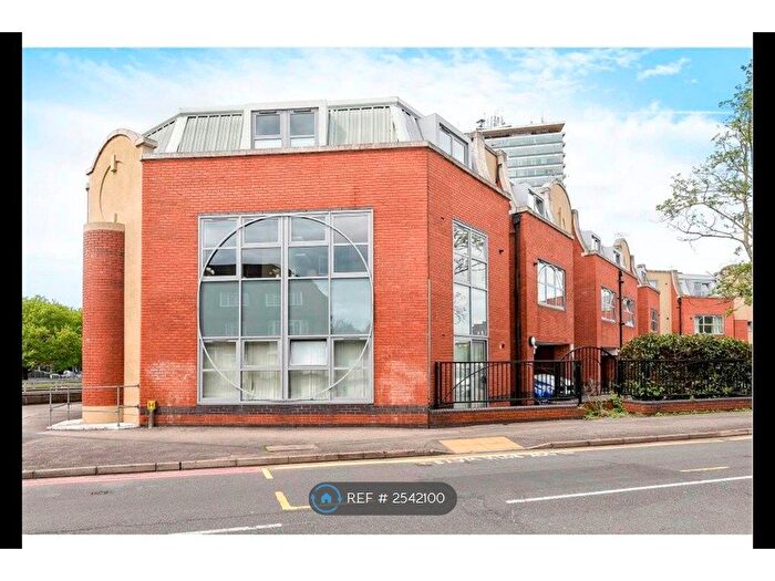 2 Bedroom Flat To Rent In Sundial Court, Surbiton, KT5