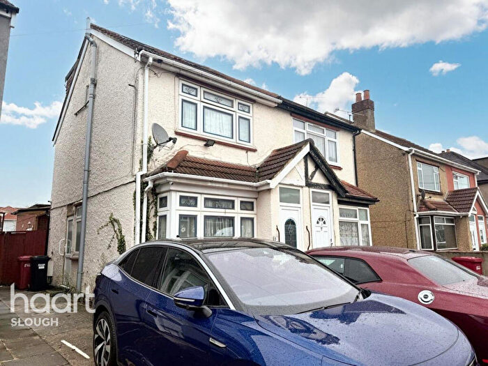4 Bedroom Semi Detached House For Sale In Bradley Road, Slough, SL1