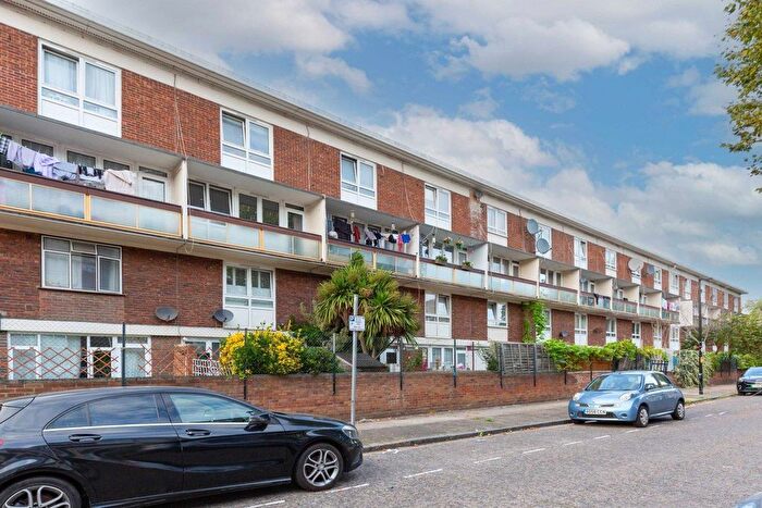 3 Bedroom Flat To Rent In Fairfoot Road, London, E3