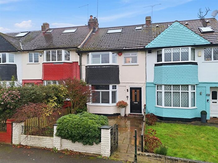 4 Bedroom Terraced House For Sale In Drysdale Avenue, London, E4
