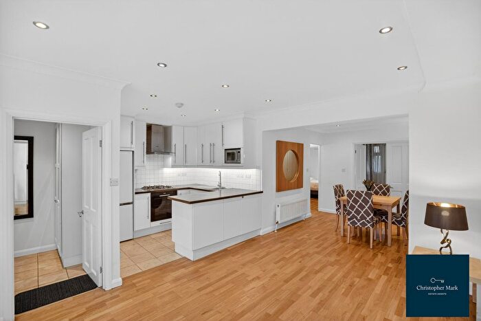 2 Bedroom Flat For Sale In Yonge Park, London, N4