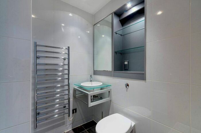 2 Bedroom Flat To Rent In Albert Embankment, Vauxhall, London, SE1