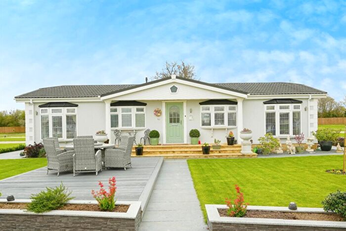 2 Bedroom Park Home For Sale In Heathfield, Bletchingdon, Kidlington, OX5