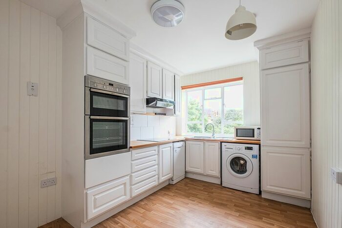 2 Bedroom Flat To Rent In Exeter Road, Mapesbury, London, NW2