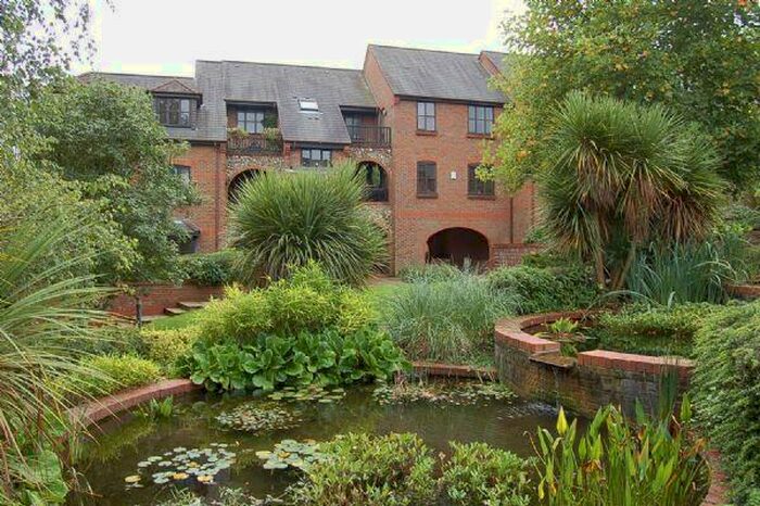 1 Bedroom Flat To Rent In Dolphin Court Loudwater, HP11
