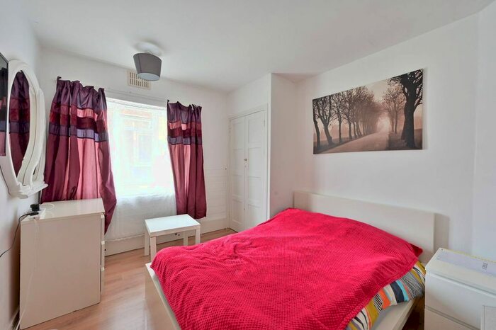 3 Bedroom Flat To Rent In Gap Road, Wimbledon, London, SW19