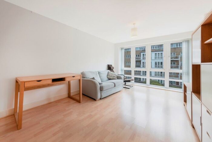 2 Bedroom Apartment To Rent In St Davids Square, Docklands, London, E14