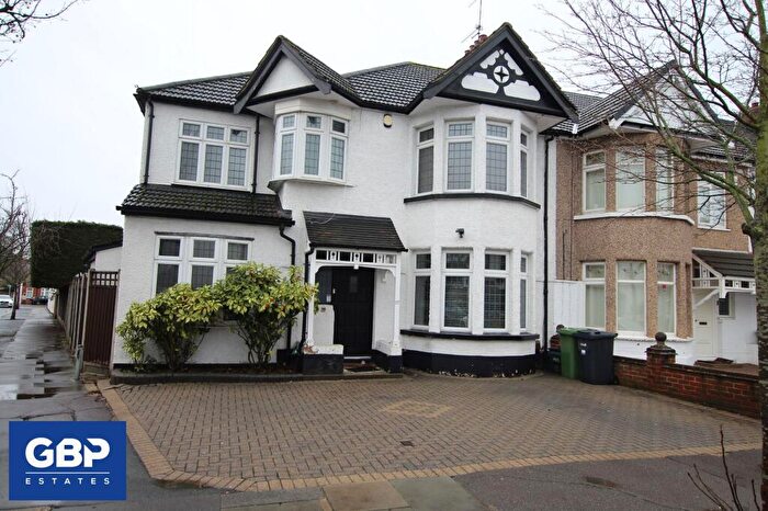 4 Bedroom End Of Terrace House To Rent In Kenwood Gardens, Ilford, IG2