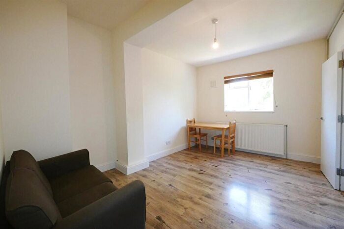 2 Bedroom Apartment To Rent In Hanley Road, Finsbury Park, N4