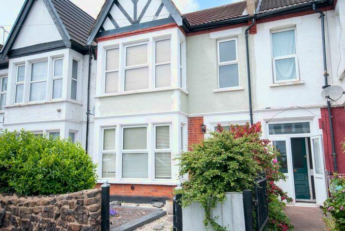 2 Bedroom Flat To Rent In Valkyrie Road, Westcliff-On-Sea, SS0