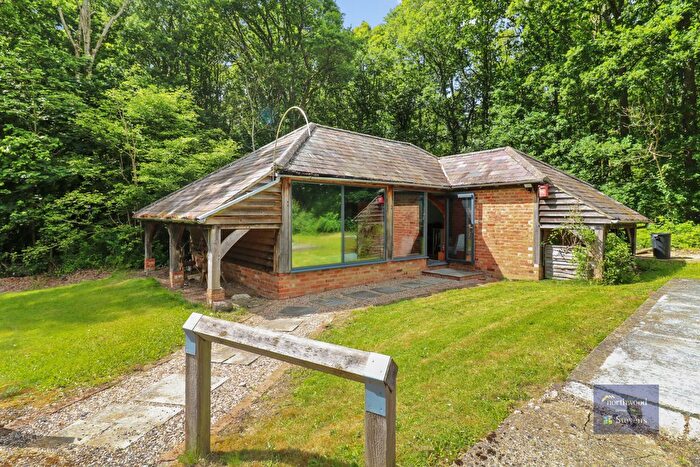 1 Bedroom Barn Conversion To Rent In Hurst Hill, Hothfield, TN26