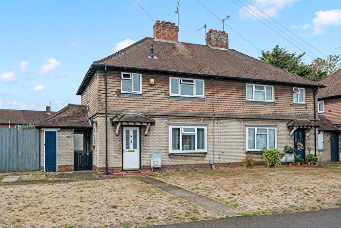 1 Bedroom Maisonette For Sale In Maple Grove, Guildford, GU1