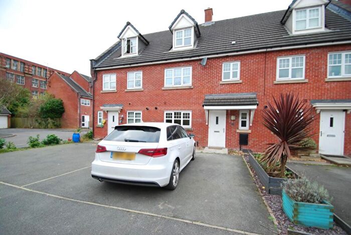 4 Bedroom Town House To Rent In Valley Mill Lane, Bury, BL9