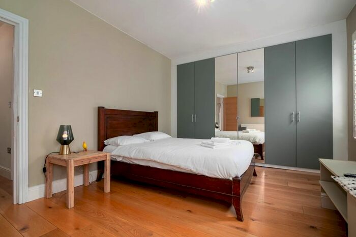 2 Bedroom Flat To Rent In Simms Road, London, SE1