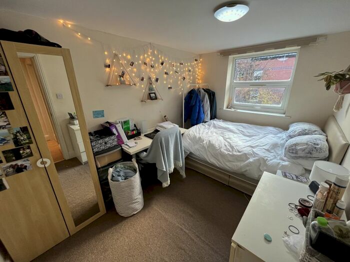 2 Bedroom Flat To Rent In Bed –, Derby Road, Withington, M14