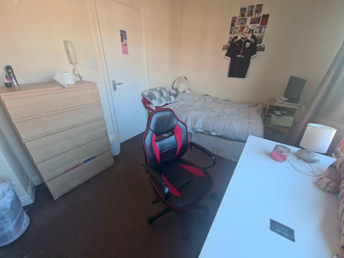 5 Bedroom House To Rent In Manor Drive, Leeds, LS6