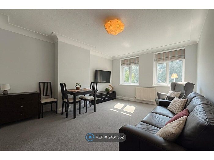 3 Bedroom Flat To Rent In Stonegate Road, Leeds, LS6