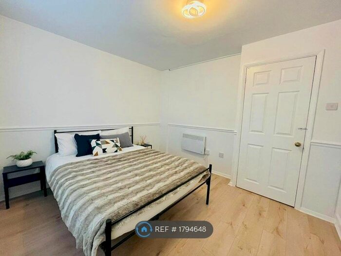 1 Bedroom Flat To Rent In Frazer Close, Romford, RM1