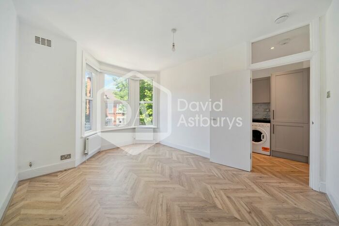 3 Bedroom Flat To Rent In Falkland Road, Turnpike Lane, London, N8