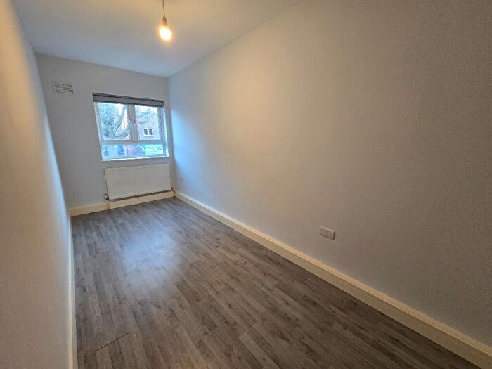 3 Bedroom Flat To Rent In Southwark Park Road, London, SE16