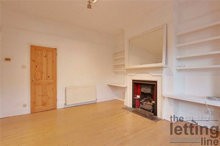 2 Bedroom Flat To Rent In Devonshire Road, Palmers Green, London, N13