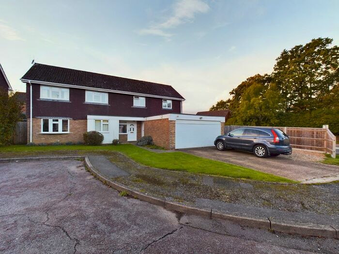 5 Bedroom Detached House For Sale In Chapel Mead, Hook, RG27