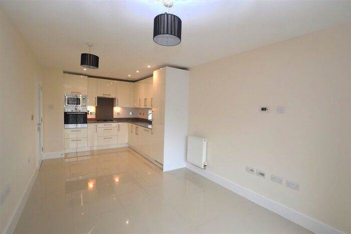 2 Bedroom Flat To Rent In Caravan Lane, Rickmansworth, WD3