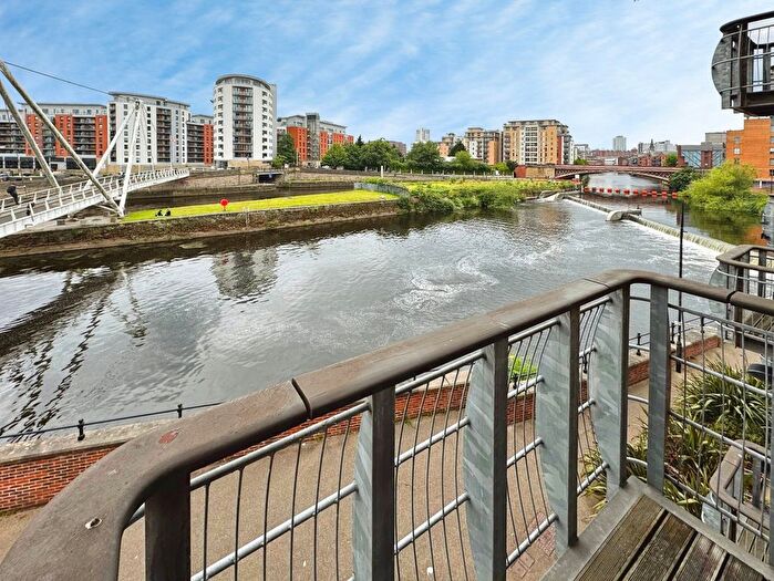 2 Bedroom Flat To Rent In Turlow Court, Leeds, West Yorkshire, LS9