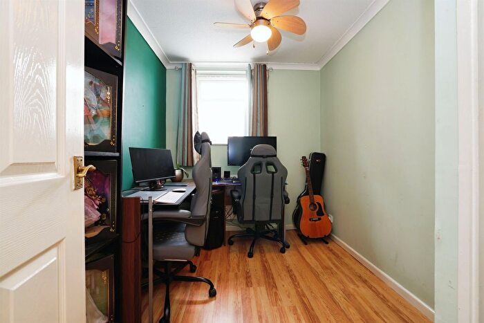 3 Bedroom End Of Terrace House For Sale In Camelot Close, Andover, SP10