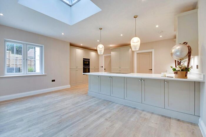 4 Bedroom Detached House For Sale In Hall Lane, Shenfield, Brentwood, CM15