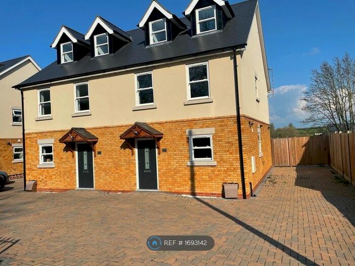 4 Bedroom Semi-Detached House To Rent In Hitchin Road, Stotfold, Hitchin, SG5