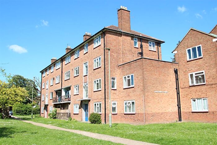 2 Bedroom Flat To Rent In Green Avenue, Mill Hill, NW7