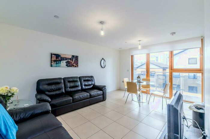 3 Bedroom Flat To Rent In Streamlight Tower, Canary Wharf, London, E14