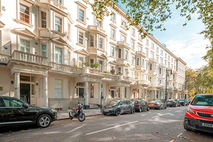 2 Bedroom Flat For Sale In St. Georges Square, Pimlico, London, SW1V