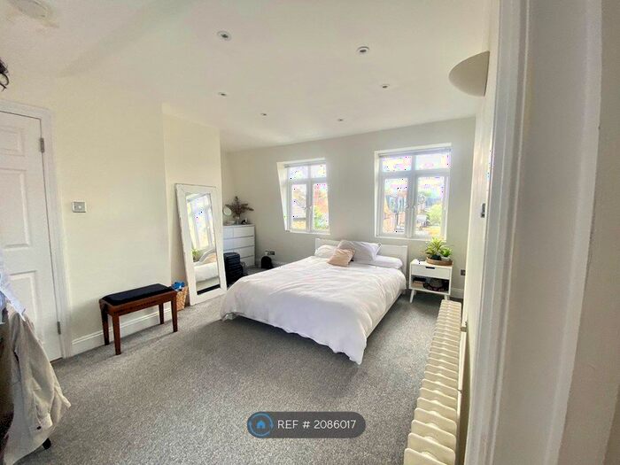 2 Bedroom Flat To Rent In Mayford Road, London, SW12