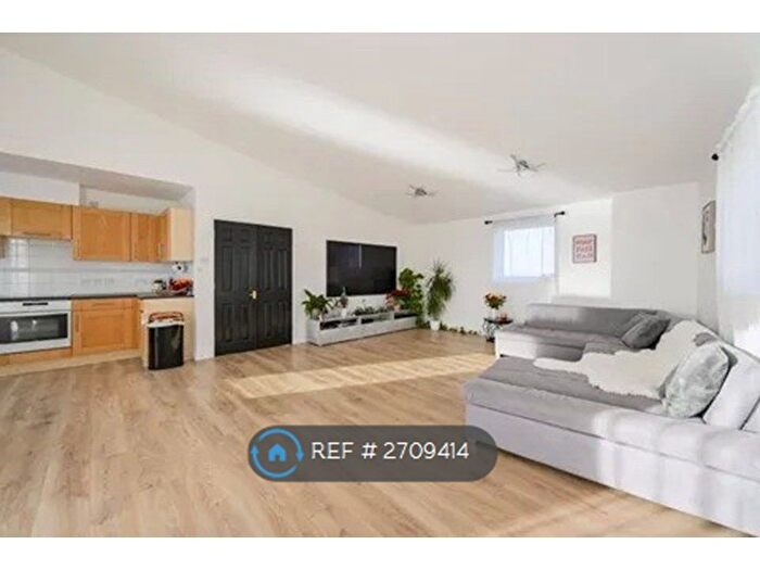 2 Bedroom Flat To Rent In Inverness Mews, London, E16