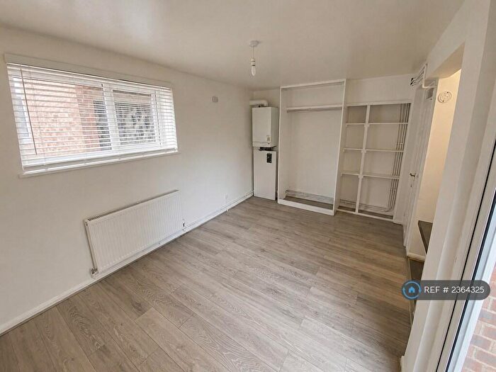 Studio To Rent In Ruthin Close, Luton, LU1
