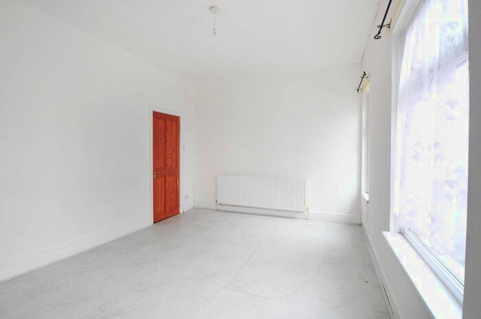 3 Bedroom Town House To Rent In Bed Mid-Terrace House, Cheetham Hill, Salford, M8