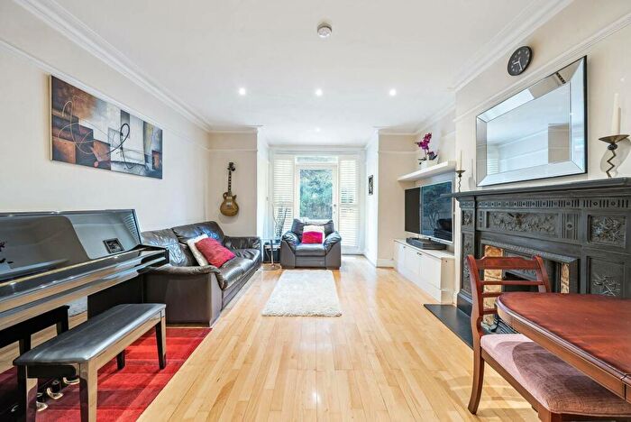 2 Bedroom Flat To Rent In Greencroft Gardens, South Hampstead, London, NW6