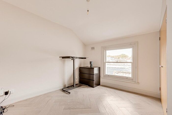 2 Bedroom Flat To Rent In St John's Road, Battersea, SW11