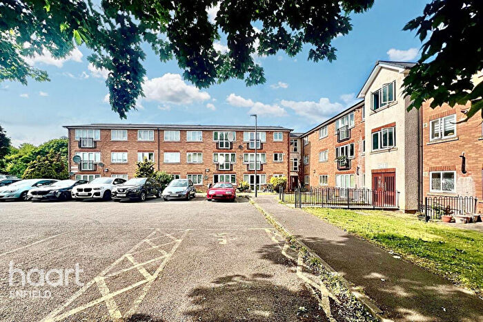 2 Bedroom Apartment For Sale In Bullsmoor Way, Waltham Cross, EN8