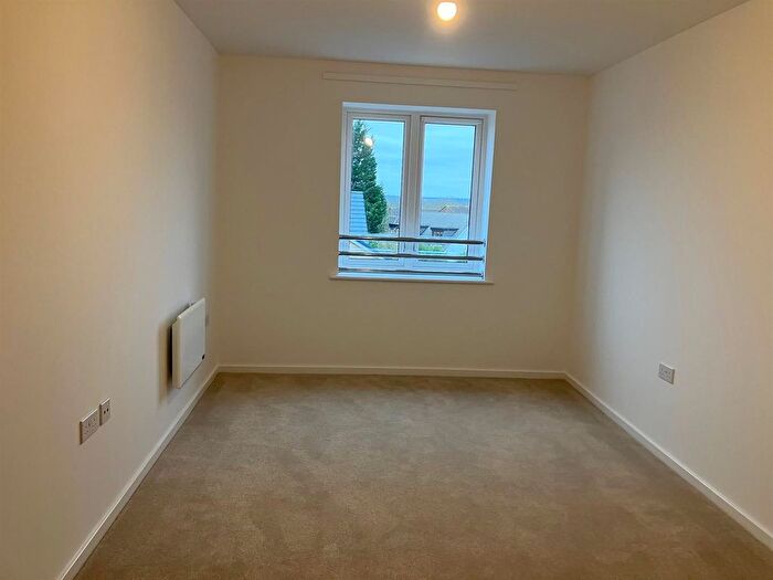 2 Bedroom Flat For Sale In Cobnut Close, Hatfield, Herts, AL10
