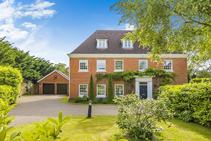 5 Bedroom Detached House For Sale In Winifred Close, Arkley, EN5