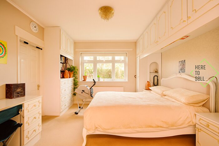 4 Bedroom Semi-detached House For Sale In Morton Way, Southgate, N14